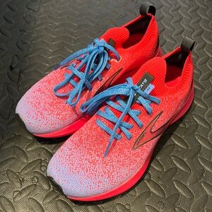 Brooks Levitate size 6.5.